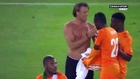 Hervé Renard danse torse nu après la victoire de la Côte d'Ivoire 09.02.2015