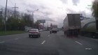 Truck's detached wheel  Hit Car in ongoing traffic - Отлетело колесо - Жесть !